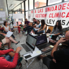 Asamblea de los encerrados ayer en el Hospital. ANA F. BARREDO