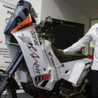 Ramón Gutiérrez posa junto a la KTM con la que participará en la nueva edición del Dakar.