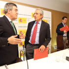 Javier Cepedano conversa con José Ángel Azuara. Tras ellos, Javier Morán y Enrique Suárez.