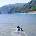 Miguel Martínez Basurco en acción durante la travesía del embalse berciano de Matalavilla.