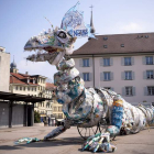 Un monstruo realizado con plásticos recogidos del mar en la ciudad suiza de Friburgo.