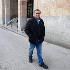 Lázaro García Bayón, frente al edificio de los juzgados. RAMIRO.