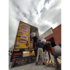Momento de la carga de la ayuda en el camión en Valladolid. DL