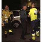 Agentes de la Guardia Civil conversan con los sanitarios.