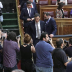 El líder del PSOE, Pedro Sánchez (c), abandona el hemiciclo tras finalizar el debate de la moción de censura presentada por el PSOE contra el presidente del Gobierno, Mariano Rajoy, esta tarde en el Congreso de los Diputados.