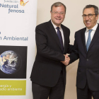 Antonio Silván, con el director general de la Fundación Gas Natural Fenosa, tras la firma.