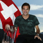 Federer posa para los fotógrafos con el trofeo de Indian Wells y la bandera suiza