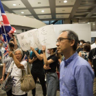 Manifestantes ocupan el vestíbulo de la Torre Revenue en Hong Kong.