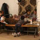 Un grupo de niños, en una casa de la zona de combate. HAYK BAGHDASARYAN