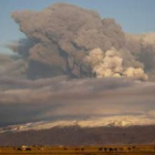 Imagen de la cortina de cenizas que ayer continuaba expulsando el volcán islandés Eyjafjallajoekull.