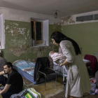 Una madre acuna a su hijo recién nacido en una maternidad de Kiev. ROMAN PILIPEY