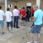 Las colas en las oficinas de El Toralín se mantuvieron durante toda la jornada de ayer, la primera de la campaña de abonos de la Ponferradina.