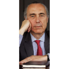 El poeta y filólogo Luis Alberto de Cuenca.