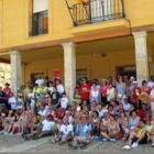 Los peregrinos ante el Ayuntamiento de Grajal de Campos