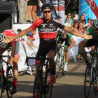 Fran Zurita celebra la victoria tras cruzar en primer lugar la línea de meta ubicada en Calzada de Coto