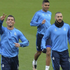 Cristiano, junto a Benzema, hace el gesto de la victoria en el campo del Manchester. POWELL