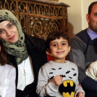 Bana Alabed con su madre, Fatemah Alabed, su hermano Nour C., su padre Ghassan Alabed t su hermano menor Laith R., durante una entrevista en Ankara (Turquía). El 22 de diciembre de 2016.