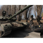 Un militar ucraniano controla el tanque ruso capturado en la aldea de Lukyanivka, liberada de las tropas rusas, no muy lejos de Kiev. STRINGER