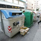 Contenedores para el reciclaje en el centro de Ponferrada.