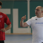 El entrenador Dani Gordo dando instrucciones a sus jugadores. FERNANDO OTERO