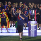 Messi se dirige a los seguidores del Barça en el Camp Nou.