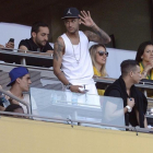 Neymar sigue el partido de Brasil en el estadio Rose Bowl de Pasadena.