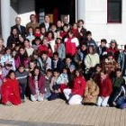 Los alumnos del colegio publico Órbigo posan ante del ayuntamiento de Carrizo de la Ribera
