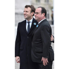 Macron y Hollande, ayer en París. STEPHANE DE SAKUTIN / POOL