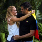 Leopoldo López abraza a su esposa Lilian Tintori en los exteriores de la embajada de España en Caracas.