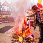 Una imagen de la concentración ultra del Doce de Octubre del 2016, en Barcelona, en la que se quemaron banderas independentistas.