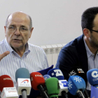 Pedro Álvarez, portavoz de Vomade, y Antonio Hernando, durante una rueda de prensa.
