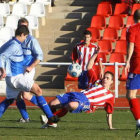 Borreguero, que debutaba ante su nueva afición, se lleva el esférico entre dos rivales