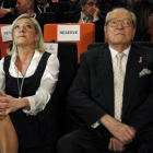 El líder del Frente Nacional, Jean-Marie Le Pen (derecha), junto a su hija Marine, en un congreso del partido.
