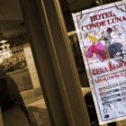Cartel anunciador en el hotel Conde Luna, donde el próximo día 22 se celebrará la cena benéfica a fa