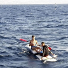 Dos inmigrantes interceptados en Tarifa cuando viajaban con una tabla de windsurf sin vela.