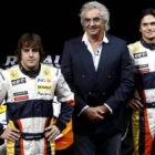 Briatore, en el centro, escoltado por sus dos pilotos: Fernando Alonso y Nelson Piquet