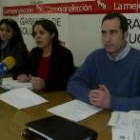 Mar Cobián (UGT), Elena Peral (CC.OO.) y Santiago Gómez (Fetico) ayer en rueda de prensa en León