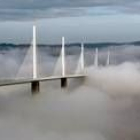 El viaducto de hormigón y acero queda por encima de las nubes
