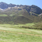 Acceso al valle del Naranco, en donde se instalarán dos remontes y seis pistas.