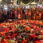 Peluches, velas, dibujos y notas depositadas en memoria de las víctimas del atentado en el Pla de lOs a la Rambla de Barcelona.