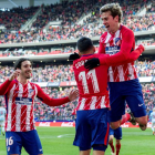 Los futbolistas del Atlético celebran el tercer gol, marcado por Correa, ante el Celta. RODRIGO JIMÉNEZ