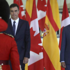 El presidente del Gobierno, Pedro Sánchez, recibido con honores militares por el primer ministro canadiense, Justin Trudeau. BALLESTEROS