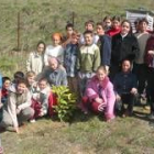Una de las clases del colegio de Boñar tras plantar un nuevo árbol