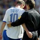 Zidane abandona el campo con el único consuelo que le aporta el árbitro: una palmada en la espalda