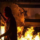 Un islamista quemando una bandera israelí.