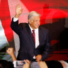 Andrés Manuel López Obrador saluda tras discurso.