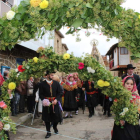 Las maragatas portan los coloridos arcos florales que preceden a la Virgen de los Remedios en la procesión