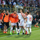 Los jugadores de la Cultural celebran su gol ante el Oviedo.