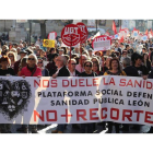 La manifestación coincidió con la celebración ayer del Día Mundial de la Salud, en la imagen la marcha a su paso por la atestada Calle Ancha. RAMIRO