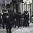 La policía detiene a un sospechoso durante la operación en Saint Denis cerca de París.